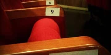 Theater Critic Accuracy: Data Analysis of 2025 Scores - Cover Image
