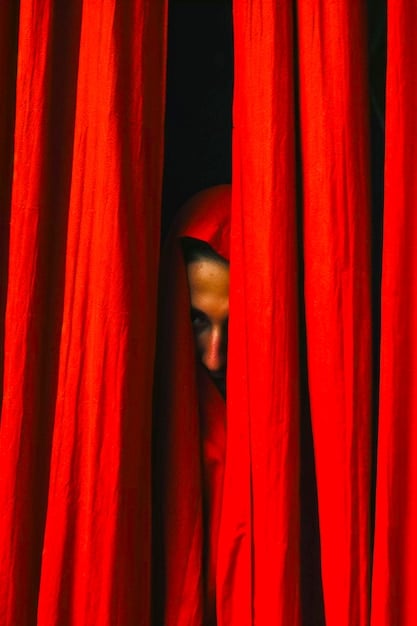 How to Write a Compelling Theater Review: A Guide for Aspiring Critics